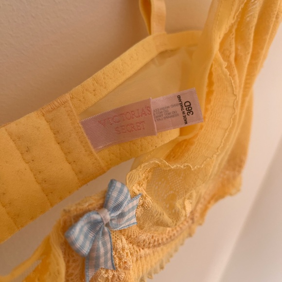 Victoria’s Secret Underwire 36D bra - Picture 3 of 3